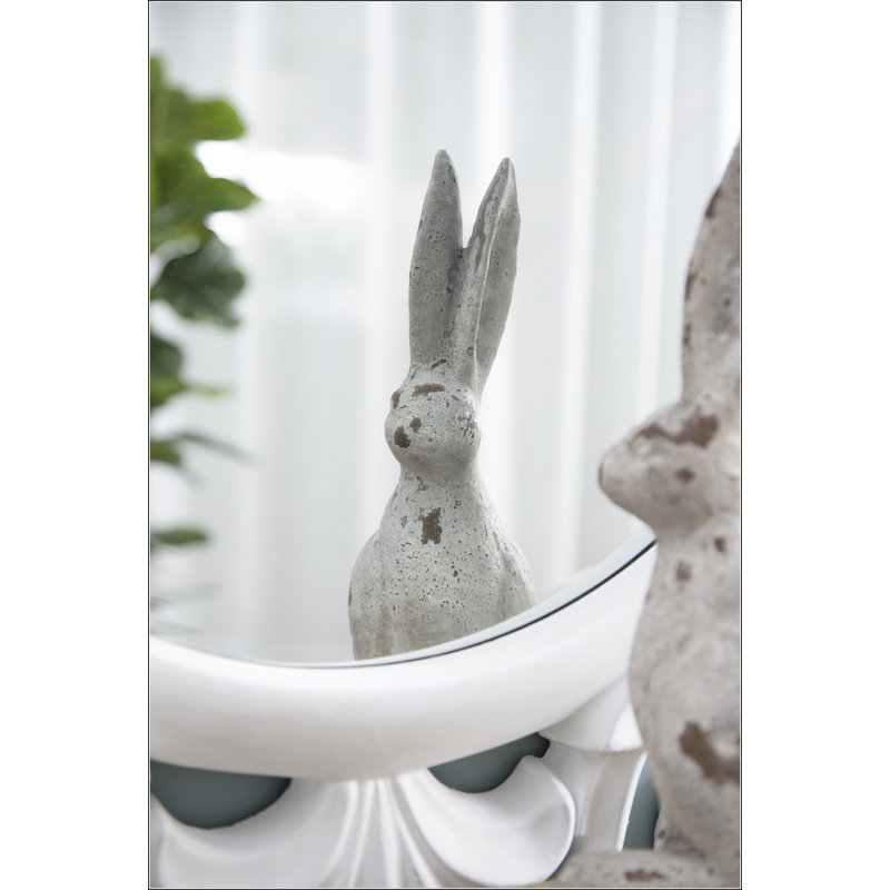 Charmante statue de lapin crème en ciment patiné pour le décor de la ferme, parfaite pour les plateaux de table et les tablettes