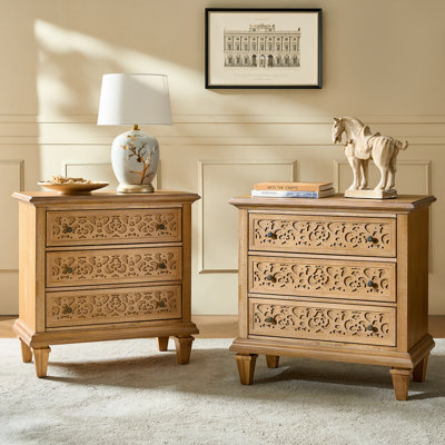 Table de chevet transitionnelle sculptée à 3 tiroirs l 29 po Talona avec prises intégrées et pieds en bois massif