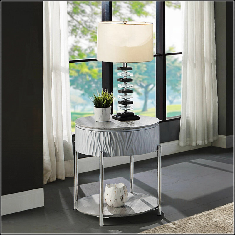 Table de bout grise et brillante en chrome avec tiroir, combinant style moderne et amplement de rangement pour des salons élégants.
