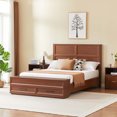 Lit plateforme moderne en bois avec tête de lit géométrique 3D, banc de rangement et tiroirs sous le lit pour une chambre sans encombrement