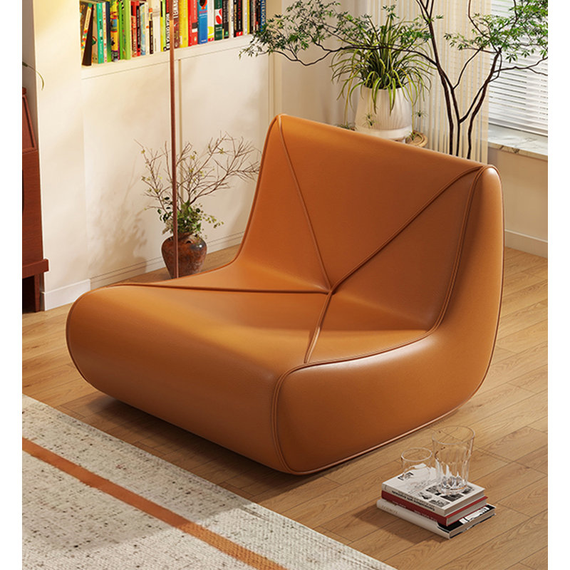 Chaise d'appoint moderne et minimaliste, revêtement en cuir avec rembourrage en éponge pour le salon.
