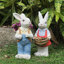 Sculpture de lapin en résine artisanale, décorative pour jardin ou terrasse.