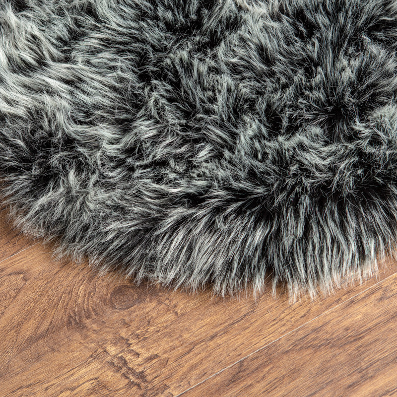 Tapis noir à poils longs Ahungwa