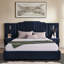 Structure de lit tapissier grand format avec tissu en velours, conception à rayures verticales avec boutons autour du lit plateforme avec tête de lit, structure solide et table de chevet - aucun sommier nécessaire - bleu foncé-250742273-250742279