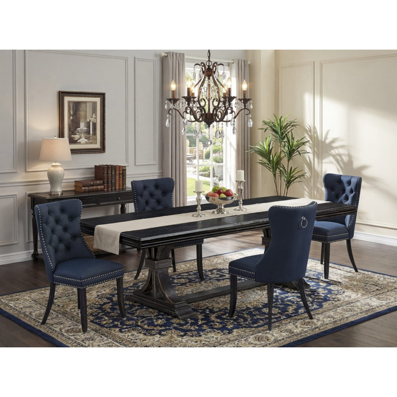 Cet ensemble de salle à manger 5 pièces comprend une table en bois et 4 chaises de salle à manger en tissu de polyester bleu marine avec dossier capitonné à boutons - finition noir sablé.