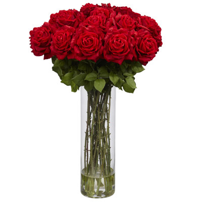 Arrangement floral de roses géantes dans un vase