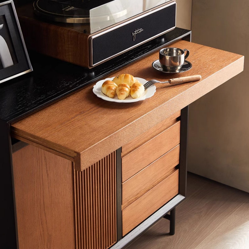 Un buffet multifonctionnel sculpté à la main