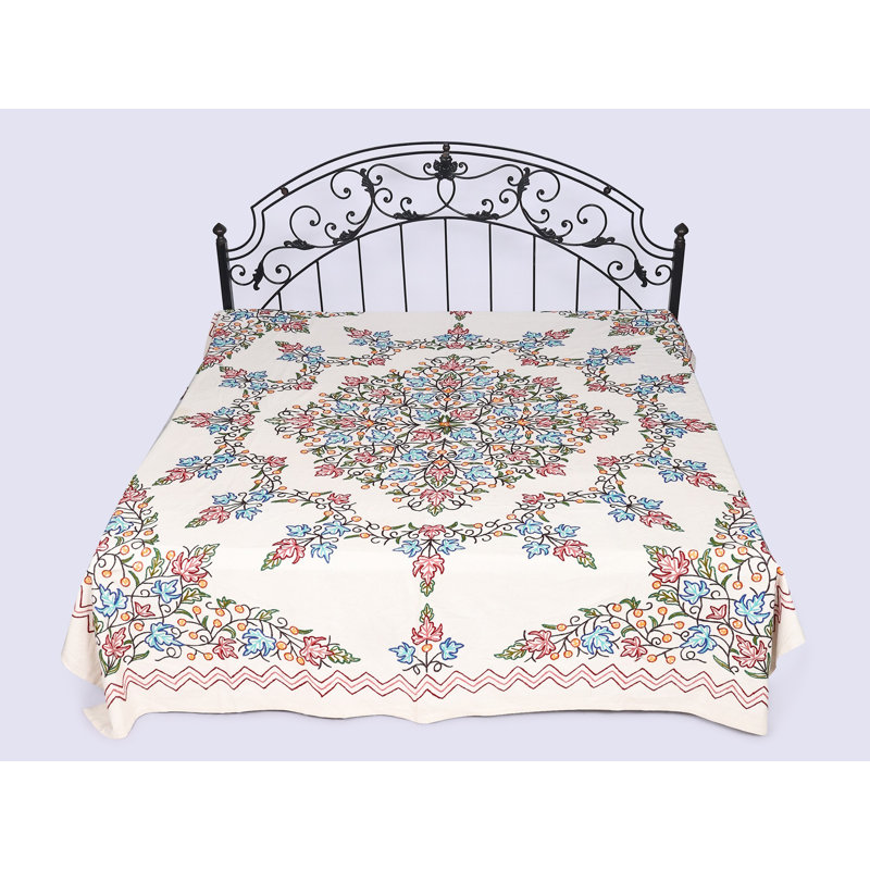 Couvre-lit Exotic India Pure Kashmir avec fleurs brodées Ari en fil multicolore, Crème / bleu / floral rouge