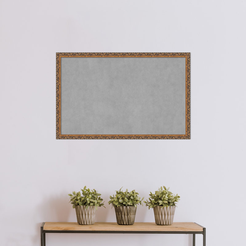 Tableau magnétique encadré bronze antique, H 22 po x l 34 po