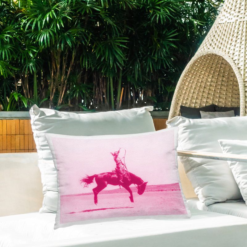 Coussin d'extérieur imprimé rose Cowboy Cowboy par Daphne Polselli