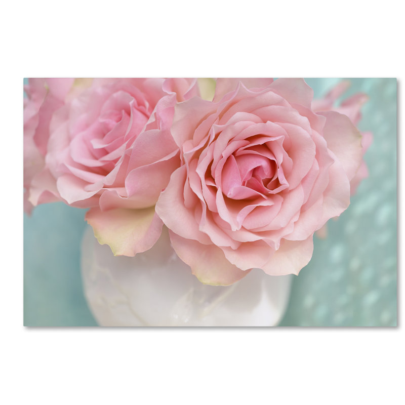 «Pink Rose Bouquet» par Cora Niele - reproduction de photo sur toile, H 22 po x l 32 po x P 2 po
