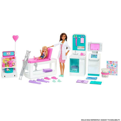 Ensemble de jeu Barbie à moulage rapide avec poupée brune Barbie Doctor, 4 aires de jeu