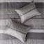 Édredon grand / gris taupe 7 pièces. Tissu. Comprend un édredon, des taies décoratives, des coussins décoratifs et une jupe de lit. Lavable à la machine pour grand lit. Gris / taupe Motif de broderie. Facile à entretenir-118650009-118650010