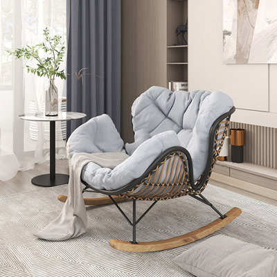 Chaise berçante élégante pour le balcon