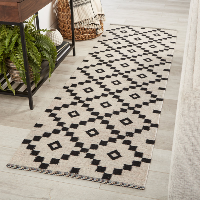 Tapis noir / ivoire en laine tissé à plat à la main à motif géométrique Byrne, Tapis de couloir 2 pi 6 po x 8 pi
