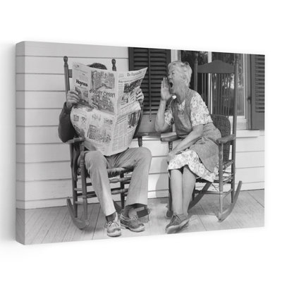 Couple de personnes âgées dans les chaises berçantes sur le porche des années 1970, homme lisant un journal pendant que sa femme Hollers at him, art mural contemporain abstrait, paysage naturel