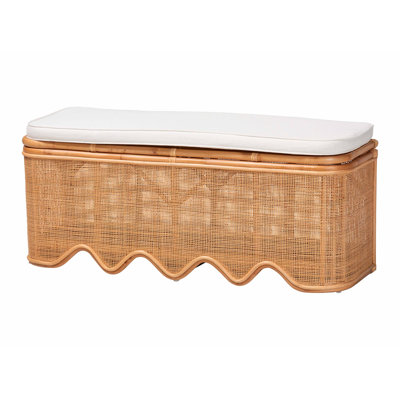 Banc de rangement en rotin naturel Rivka de Bali & Pari, avec base festonnée et coussin