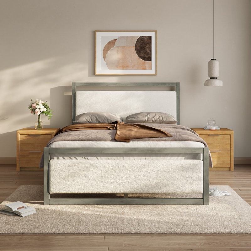 Grand lit moderne tapissier avec tête de lit blanche et cadre en bois gris