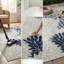 Tapis de couloir ivoire / bleu marine tissé à la machine
