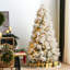 Arbre de Noël enneigé avec pin-280207352