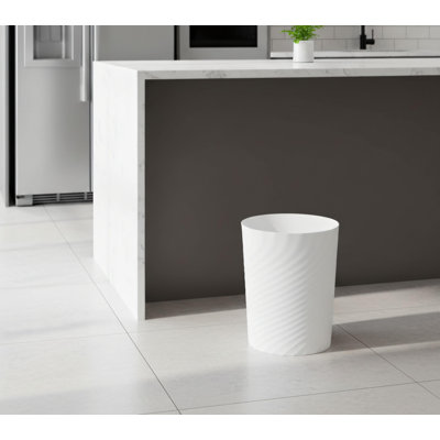 Paquet de 2 poubelles en plastique blanches de 1,8 gallon, de petite taille, convenant à divers cas de figure, y compris la salle de lavage, la cuisine, la salle de bain, le bureau et le dortoir.