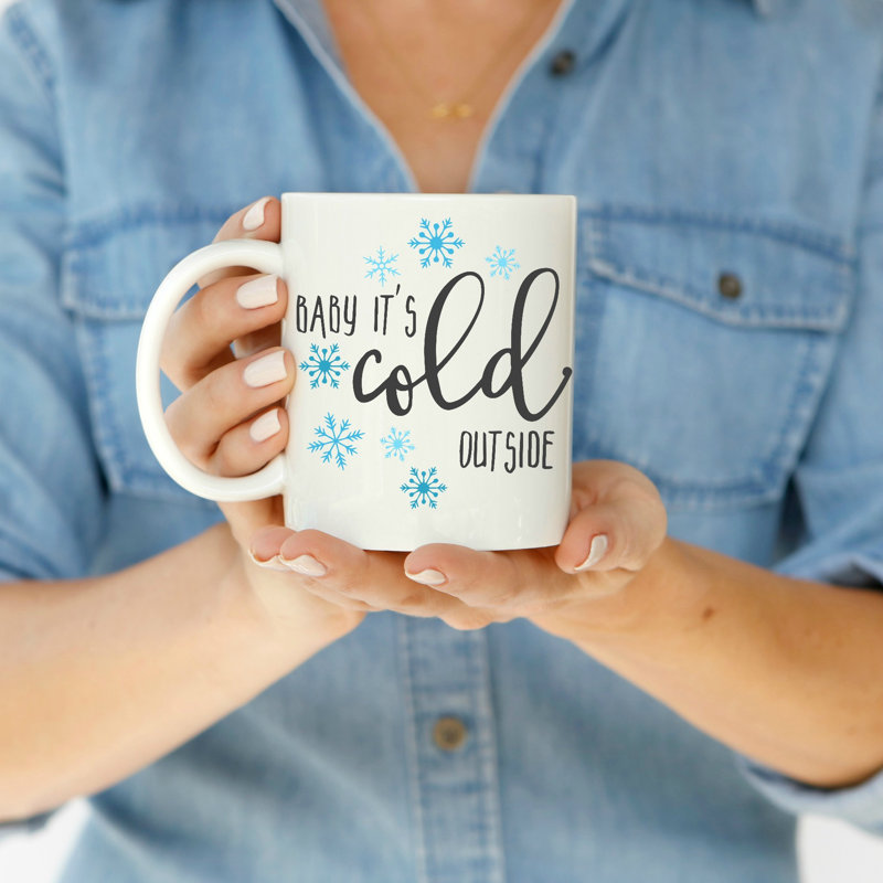 Tasse à café à l’extérieur de bébé