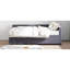 Lit simple tapissier en forme de L gris avec rangement. Revêtement en velours doux, tête de lit. Tiroirs pour la literie et les vêtements supplémentaires. Décoration latérale pour livres. Construisez une tête de lit confortable