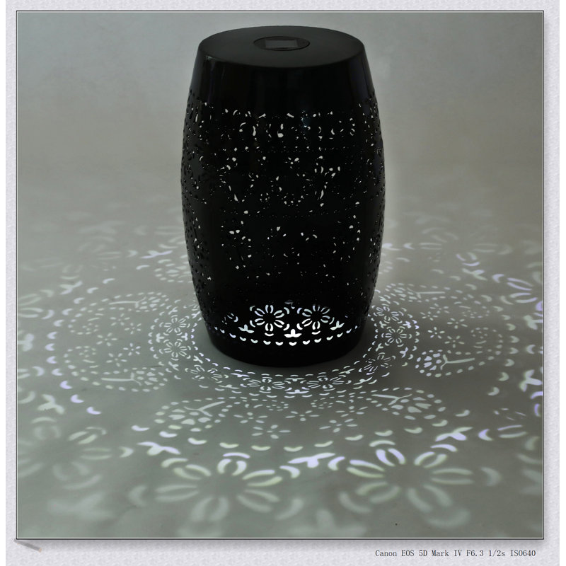 Table d'appoint en métal à énergie solaire avec motifs lumineux complexes pour une utilisation intérieure et extérieure, durable et élégante