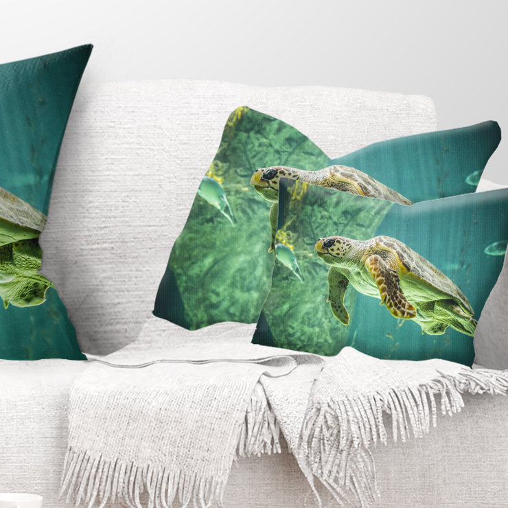 Grande tortue nageant - Coussin imprimé animal