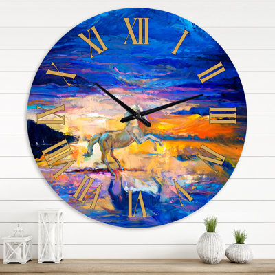 Horloge murale traditionnelle majestueuse pendant un magnifique coucher de soleil
