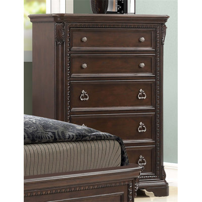 Commode 5 tiroirs en acajou avec quincaillerie sur mesure, parfaite pour les solutions de rangement élégantes et fonctionnelles.