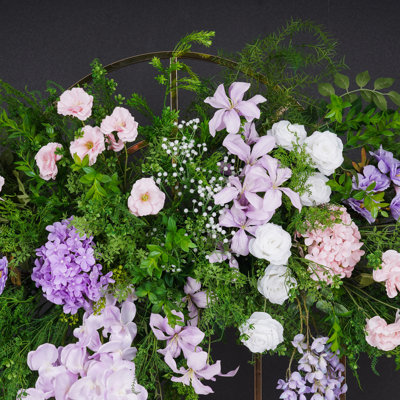 55 po x 43,3 po de fleurs artificielles en centre de table avec motif floral, fleurs roses / mauves avec feuilles vertes