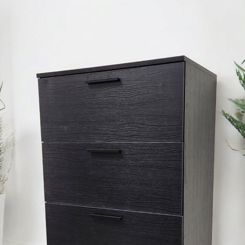 Commode noire à quatre tiroirs