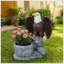 Statue de jardin debout sur une base en fausse pierre avec pot de fleurs rustique