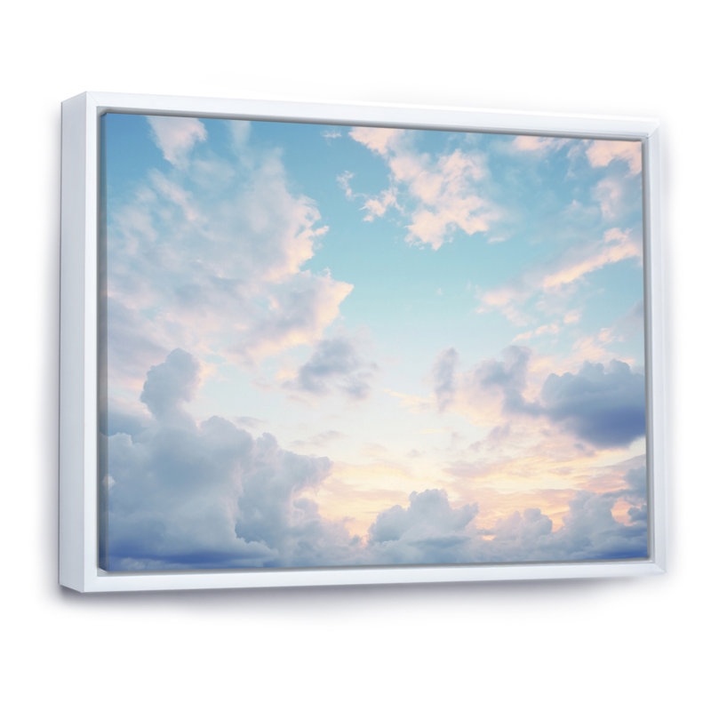 «White Sky Pure Elegance I» sur toile, H 34 po x l 44 po x P 1,5 po, Cadre flottant blanc
