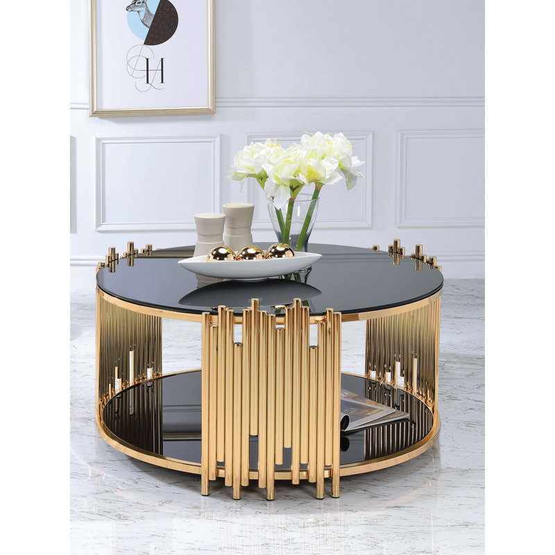 Table basse en verre et finition dorée