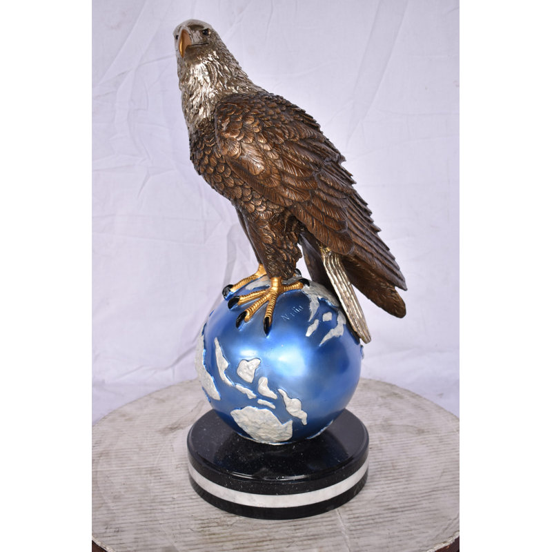 Statue aigle chauve debout sur un globe bleu Hawkinsville Taille du bronze: 17 po x 9 po x H 23 po