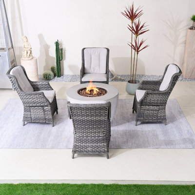 Ensemble repas extérieur pour 4 personnes avec coussins