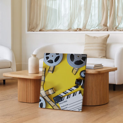 Toile, composition vibrante à plat avec éléments de cinéma classiques sur fond jaune vif dans la scène, art mural sur toile