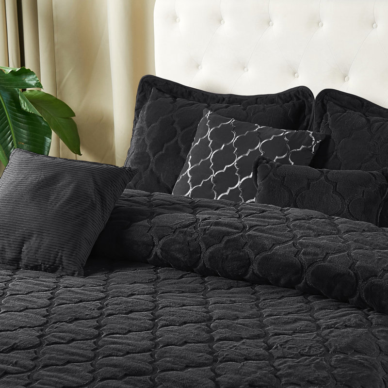 Polyester Geometric Shapes Quilt with Pillow Shams Included, Queen Quilt, Black