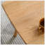 Table centrale polyvalente en bois massif avec rangement et fonction d'écriture, idéale pour le bureau personnel et la détente.