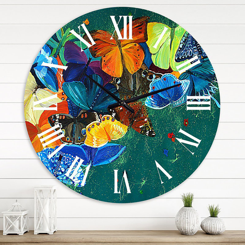 Color Butterflies On A Gree - Horloge murale moderne, Très petit