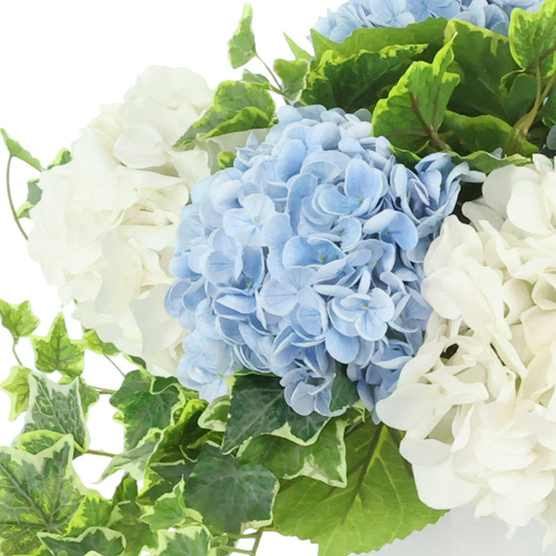 Assortiment d'hortensias et de lierre panaché dans un pot en fibre de pierre