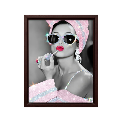 Audrey Hepburn dans des lunettes de soleil scintillantes No2