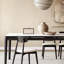 Simple combinaison de table et de chaises en bois de cire blanche-107124224