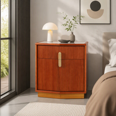 Table de chevet moderne avec rangement, design bombé, deux tiroirs et panneaux à rayures verticales, base épaisse et robuste, brun foncé