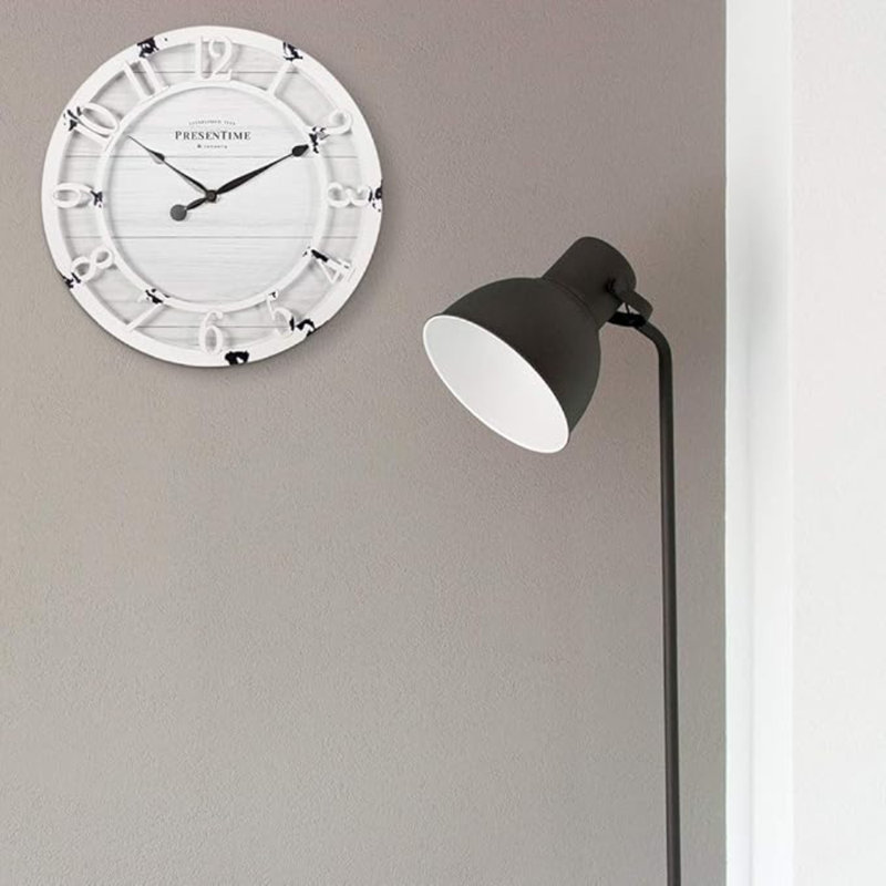 Horloge murale 10 po Présente & Co, style Shiplap, avec chiffres arabes en relief 3D, blanc vieilli antique
