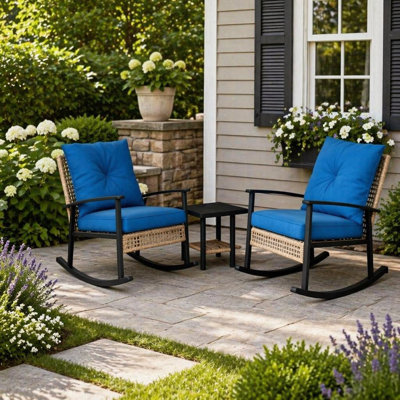 Ensemble de chaises berçantes en rotin et table basse avec coussins capitonnés confortables pour une détente en plein air