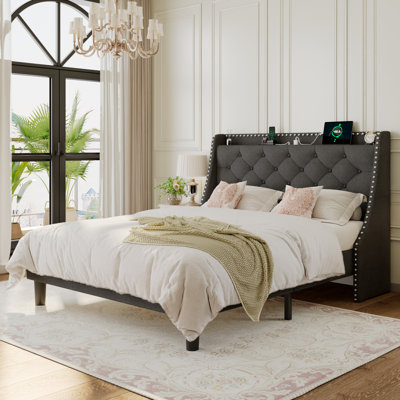 Structure de lit double avec tête de lit capitonnée à oreilles et ports de type AC, lit plateforme tapissier, support à lattes en bois, aucun sommier requis, silencieux, gris foncé