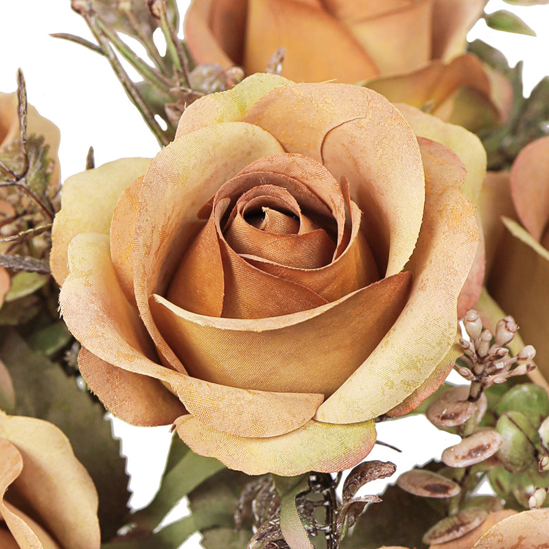 Bouquet de roses artificielles, Tasse à café